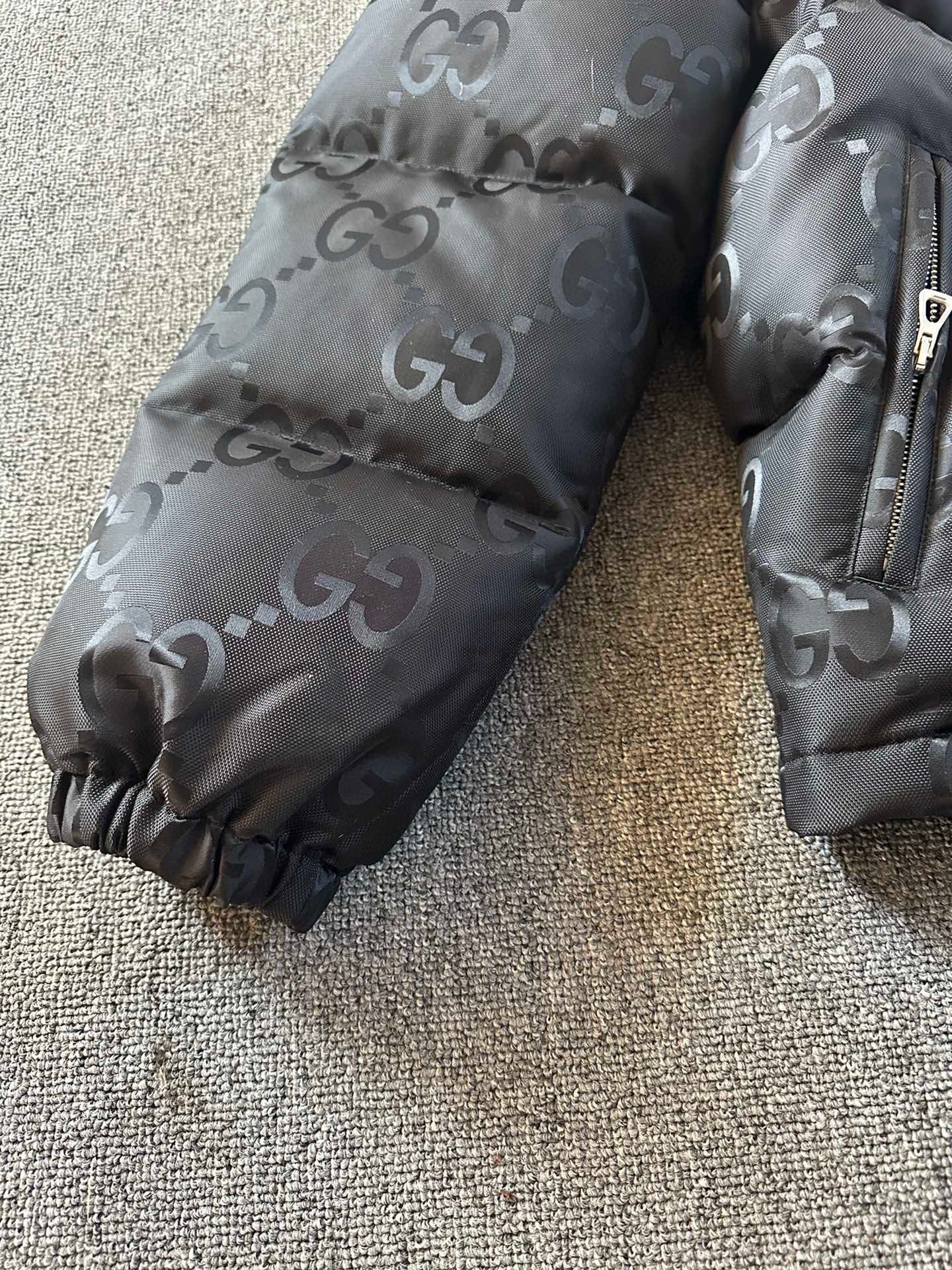 Schwarze und graue Jacken