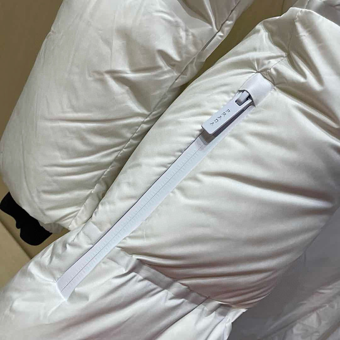 سترة رمادية وبيضاء