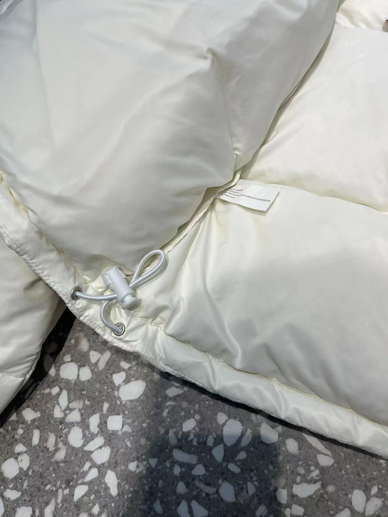 سترة سوداء وبيضاء وحمراء