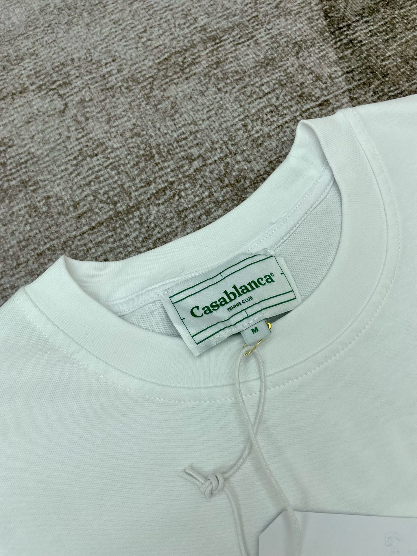 Camiseta blanca, caqui y negra