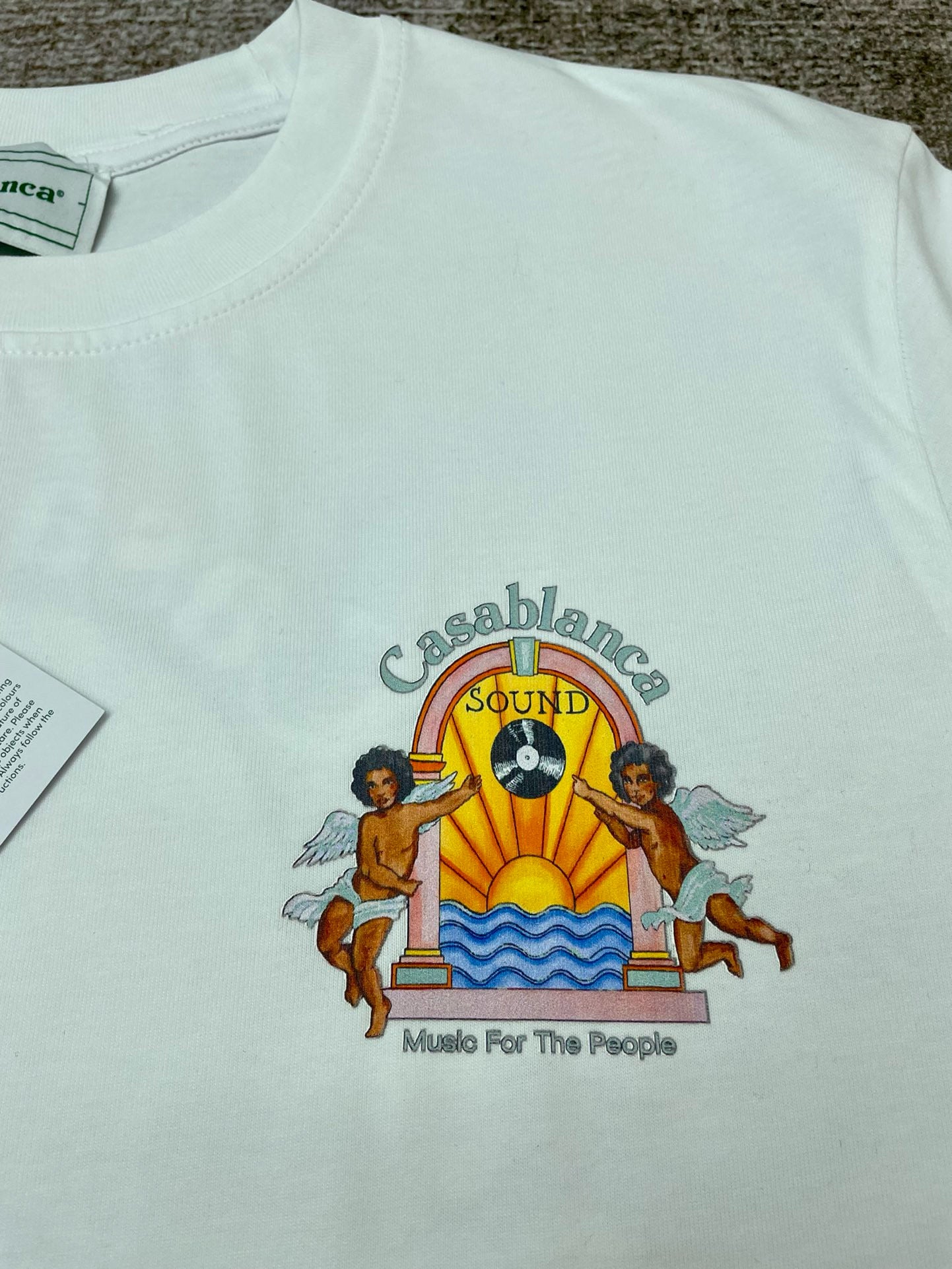 Camiseta blanca, caqui y negra