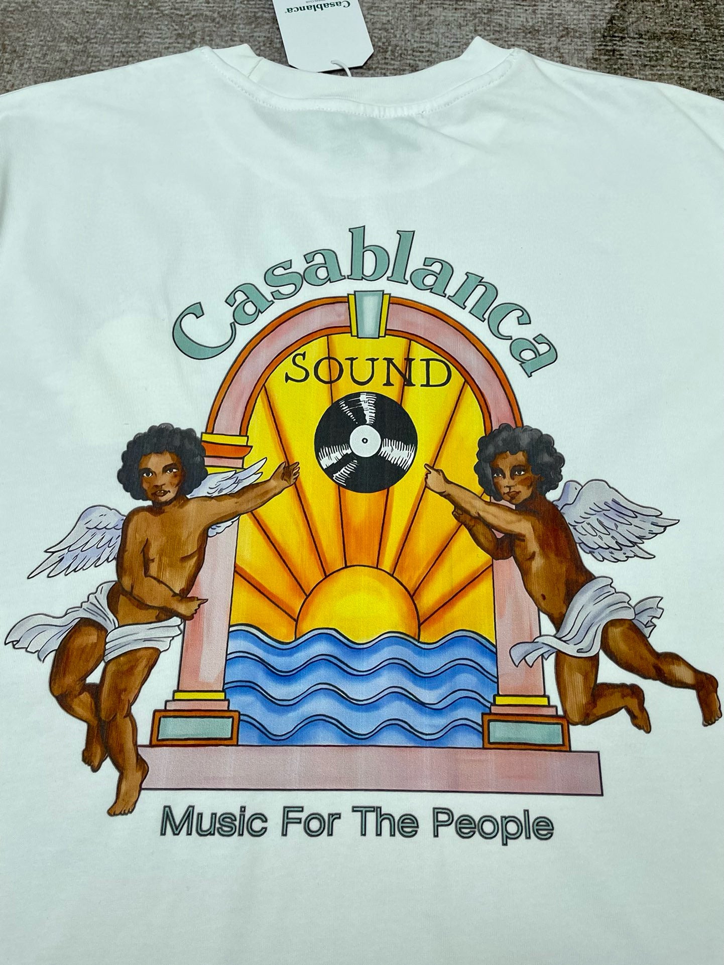 Camiseta blanca, caqui y negra