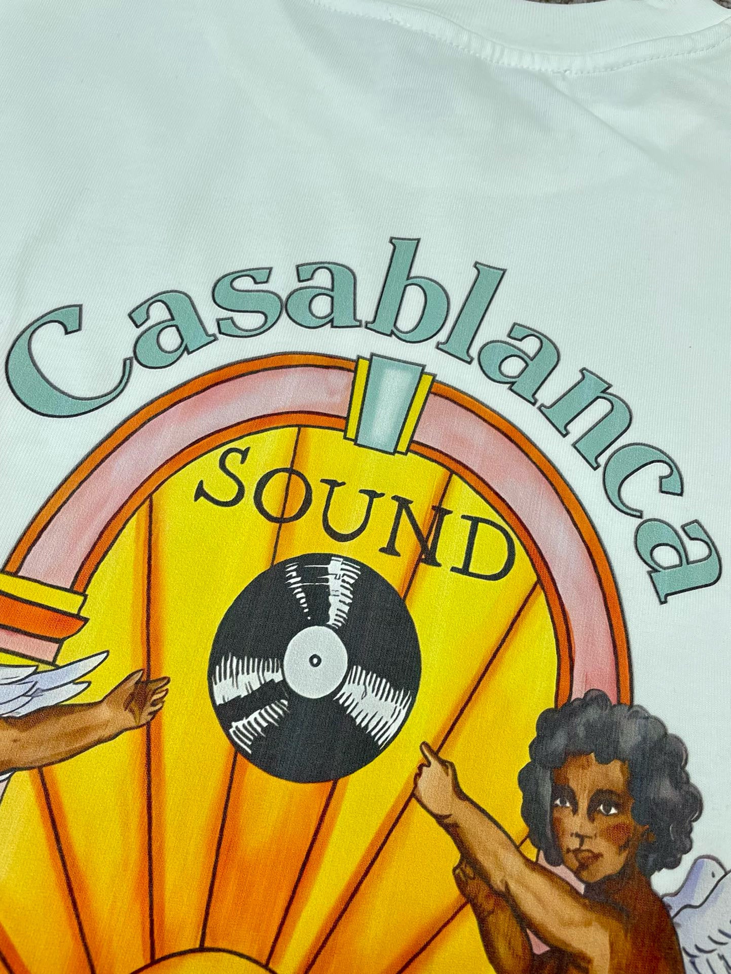 Camiseta blanca, caqui y negra