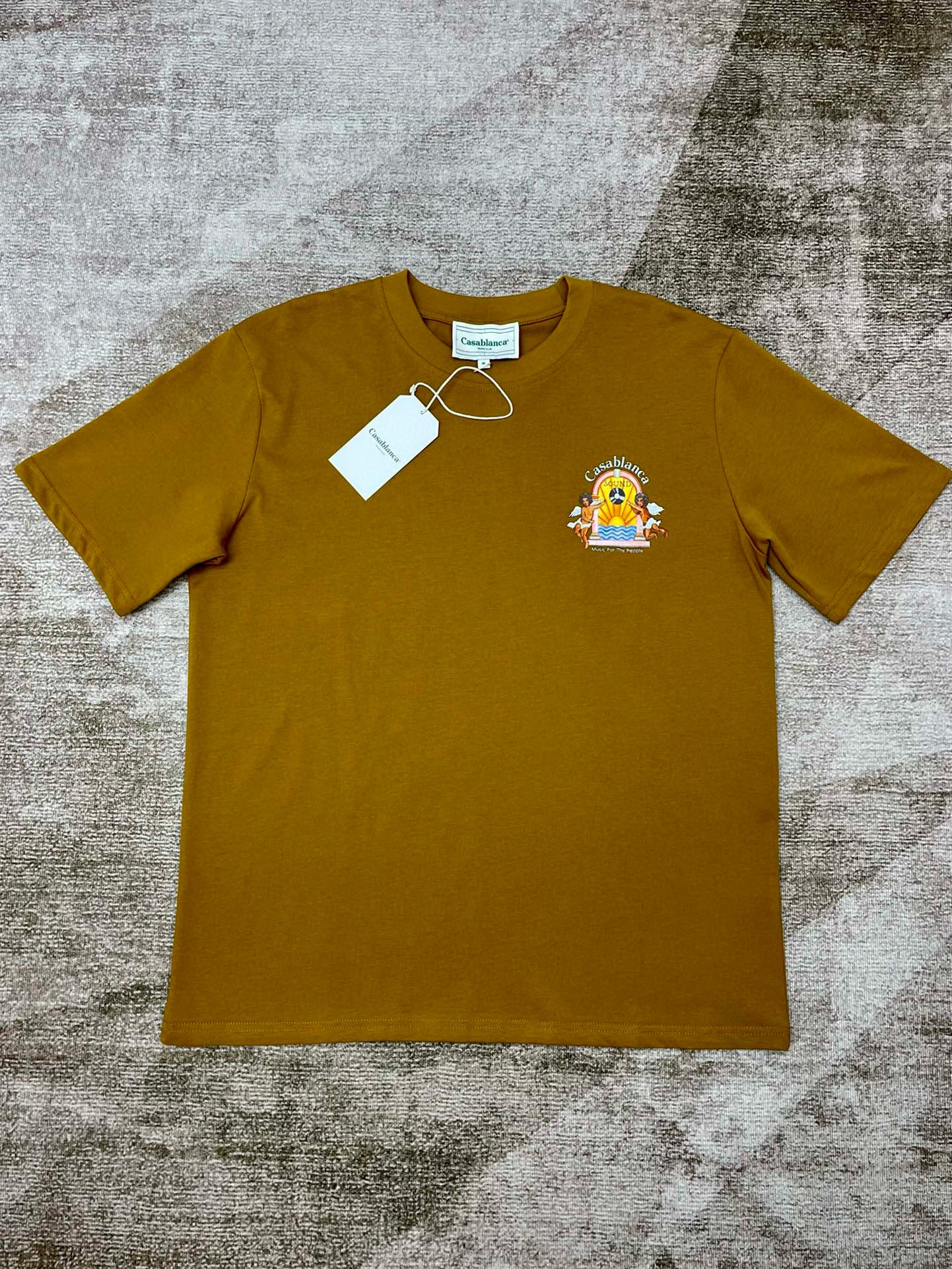 Camiseta blanca, caqui y negra