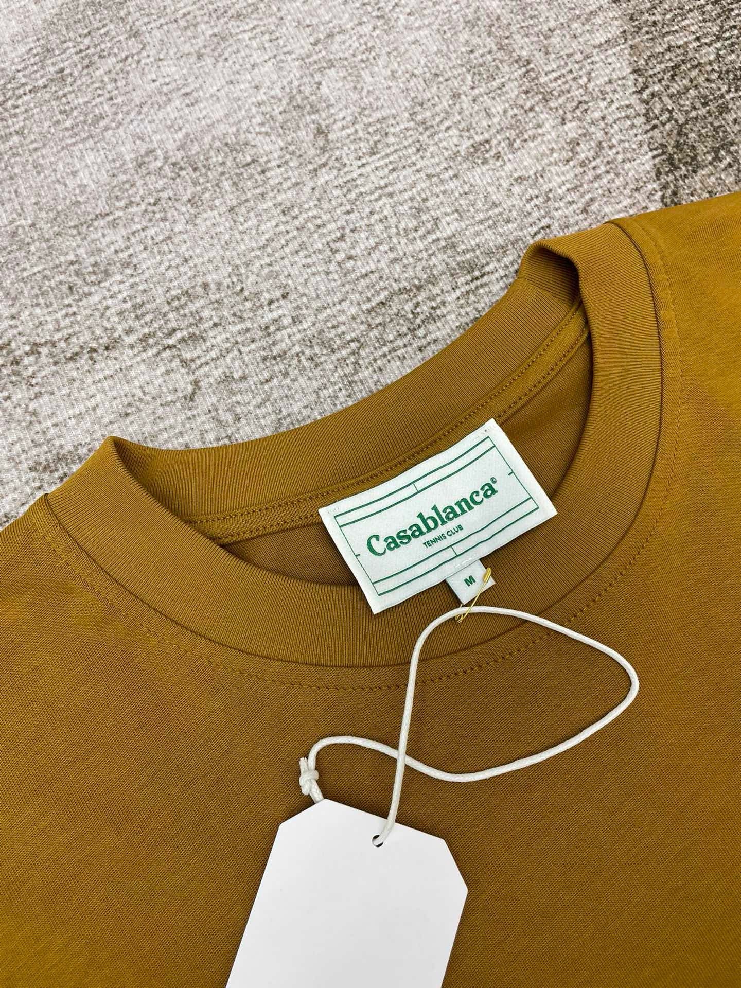 Camiseta blanca, caqui y negra