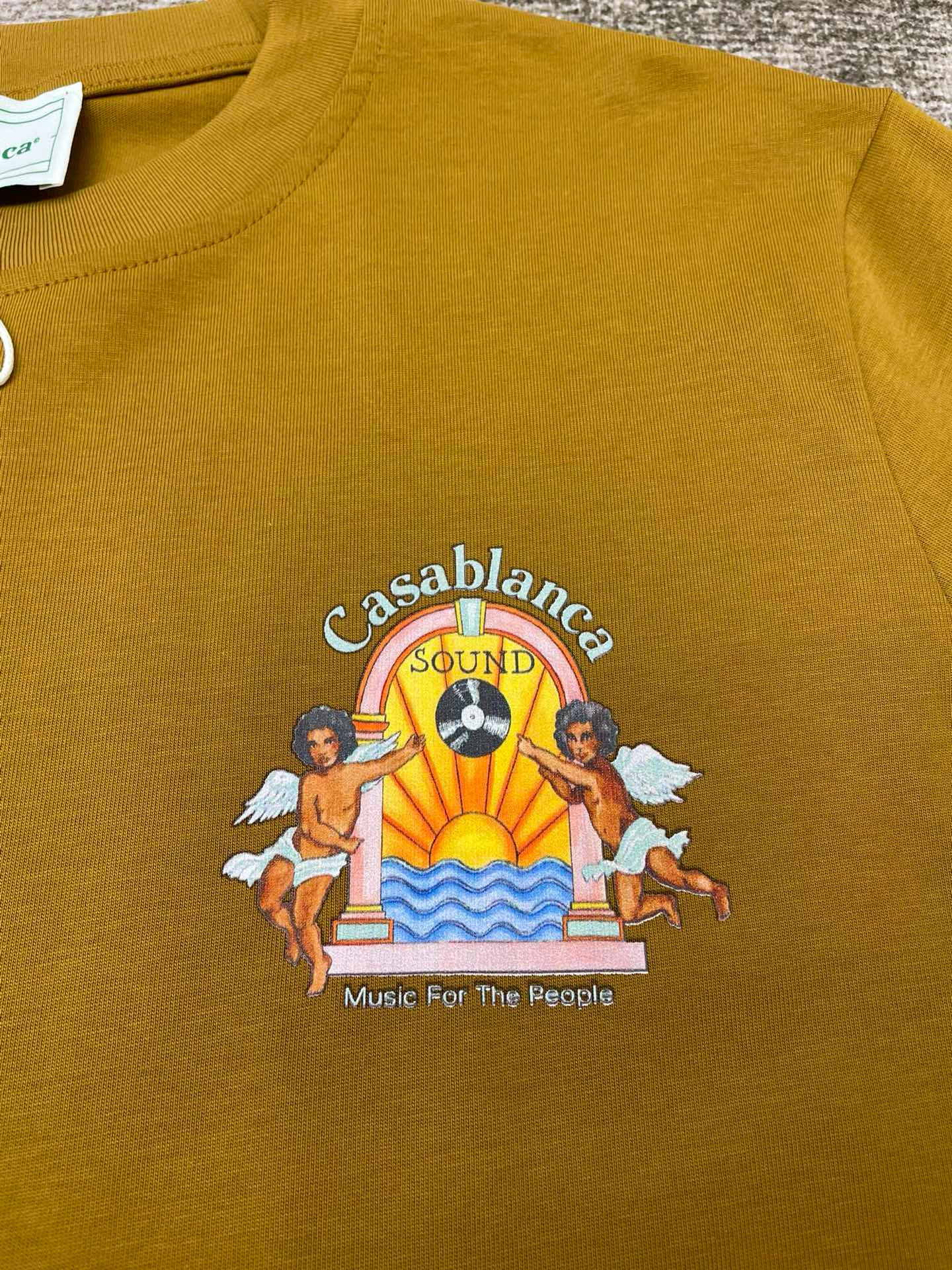 Camiseta blanca, caqui y negra