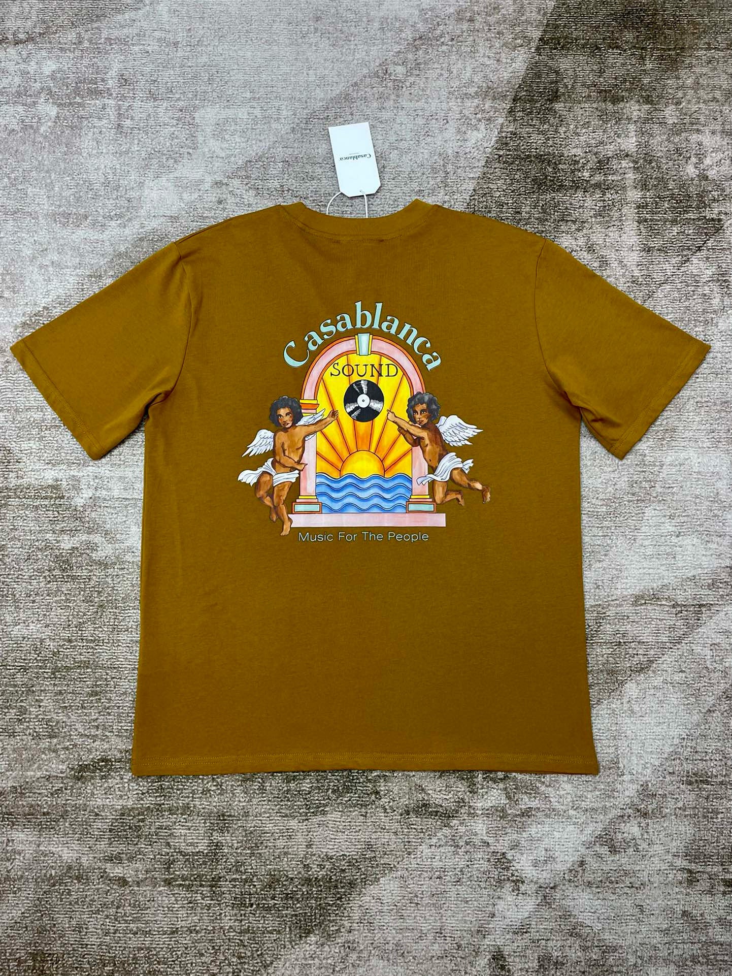 Camiseta blanca, caqui y negra