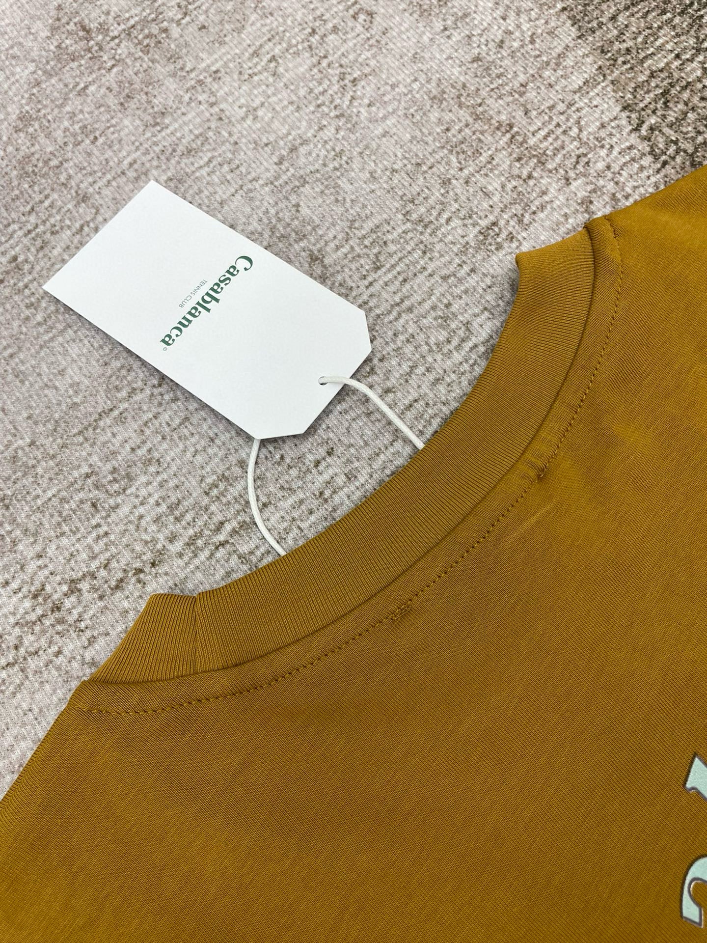 Camiseta blanca, caqui y negra