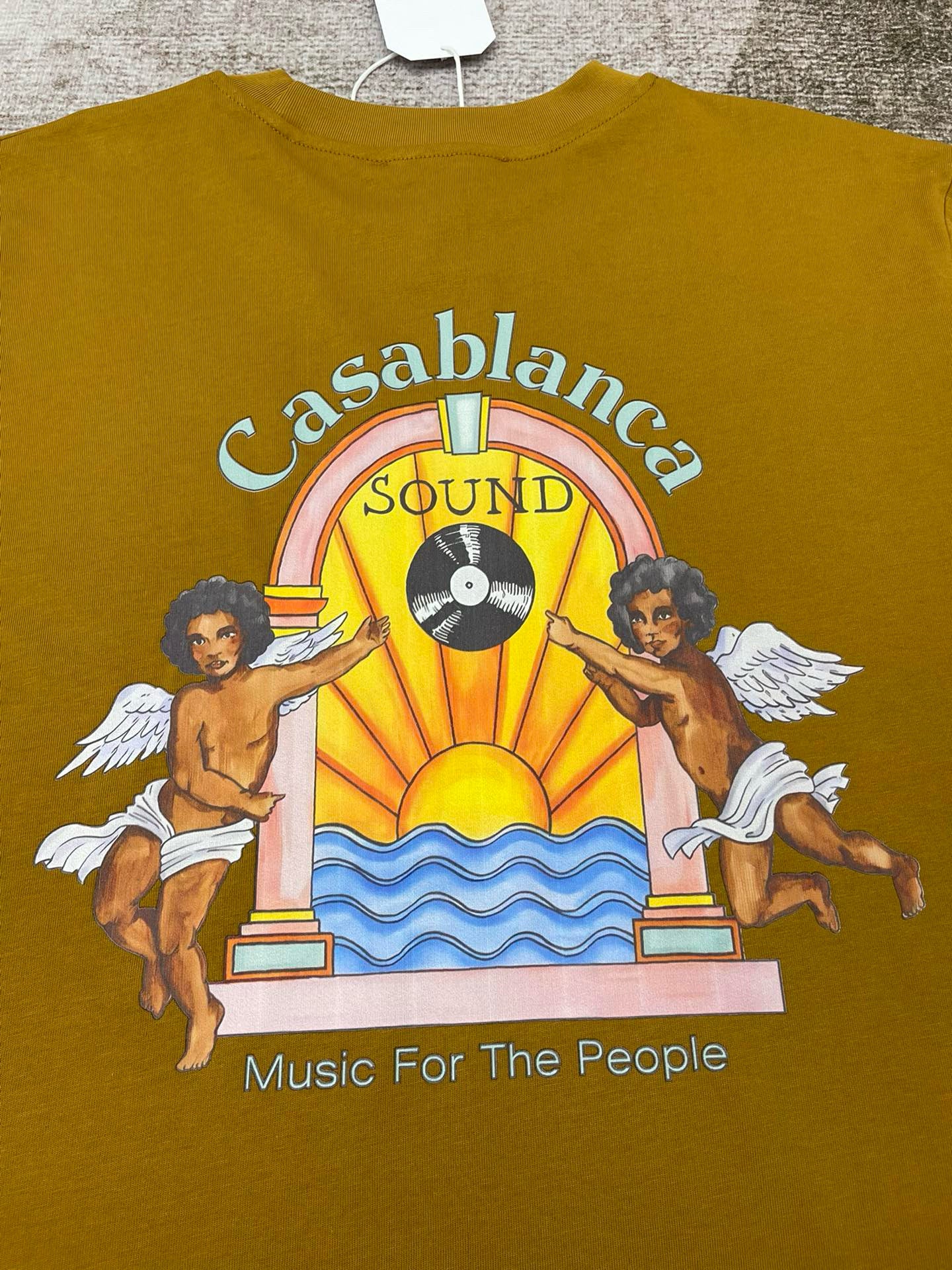Camiseta blanca, caqui y negra