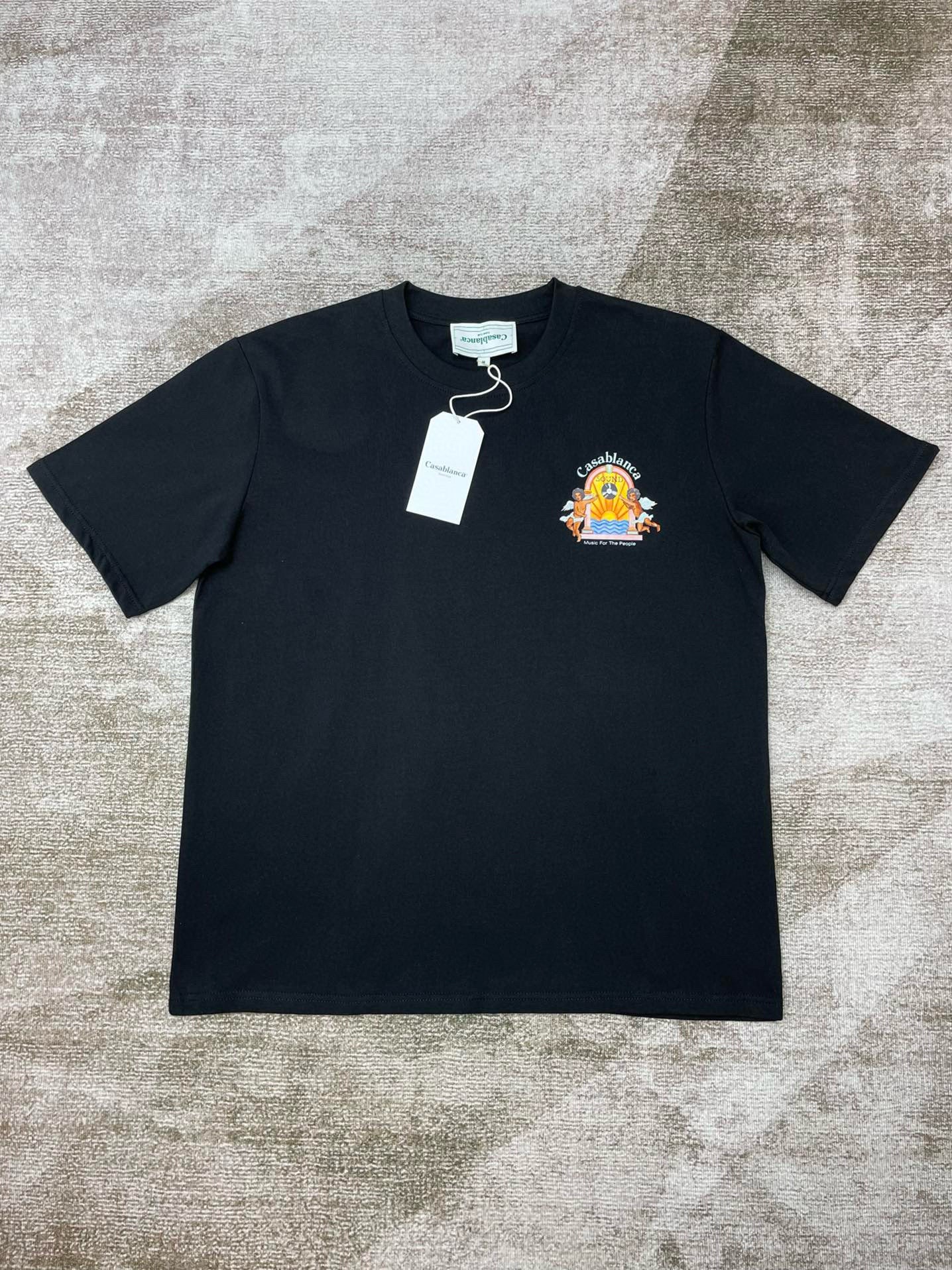 Camiseta blanca, caqui y negra