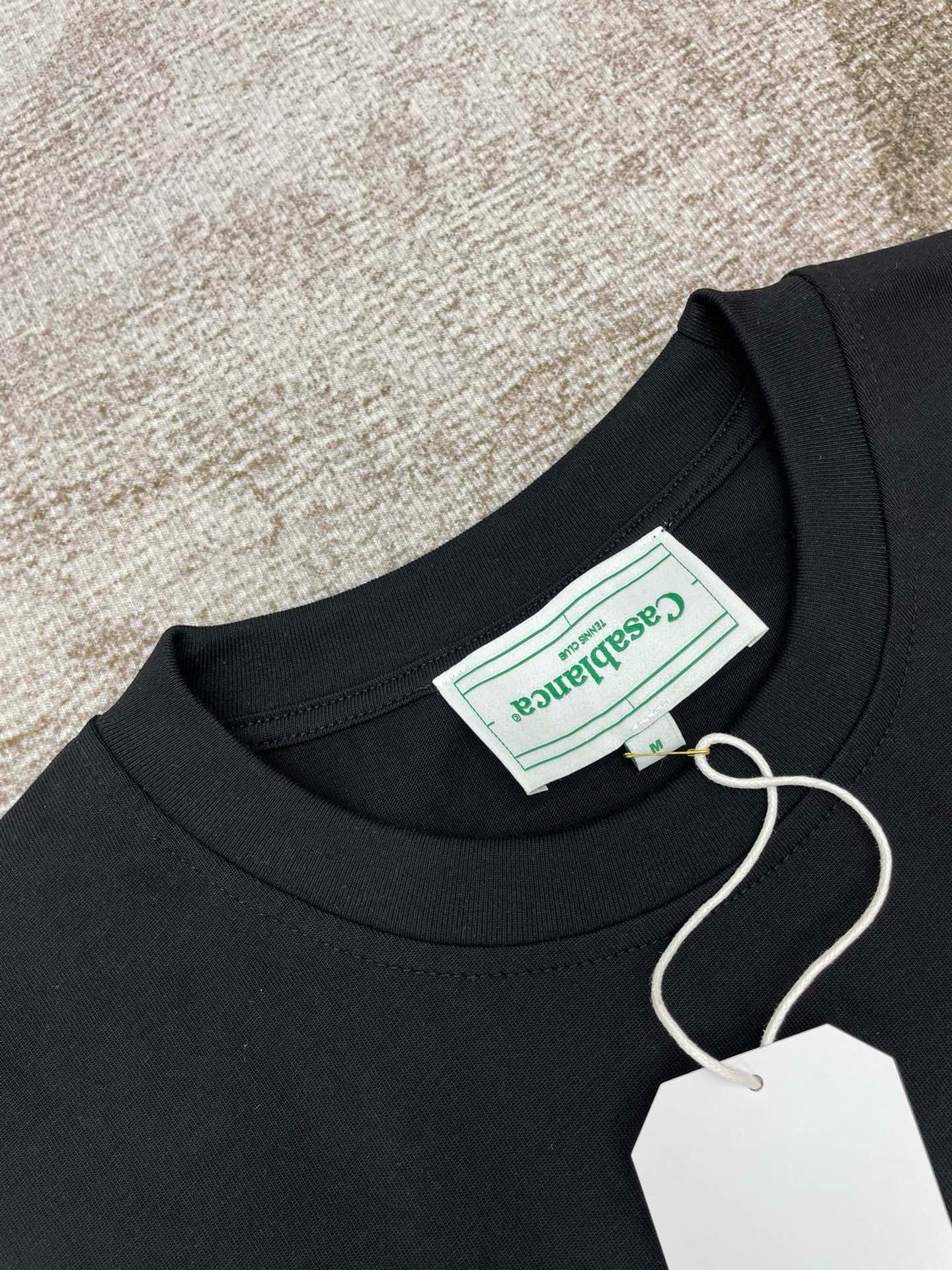 Camiseta blanca, caqui y negra
