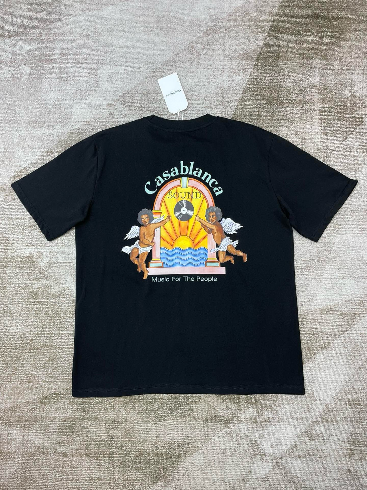 Camiseta blanca, caqui y negra