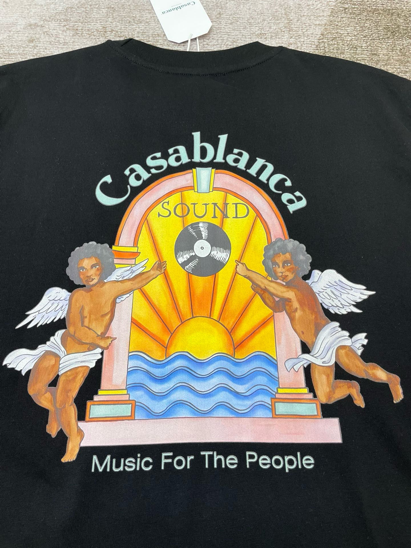 Camiseta blanca, caqui y negra