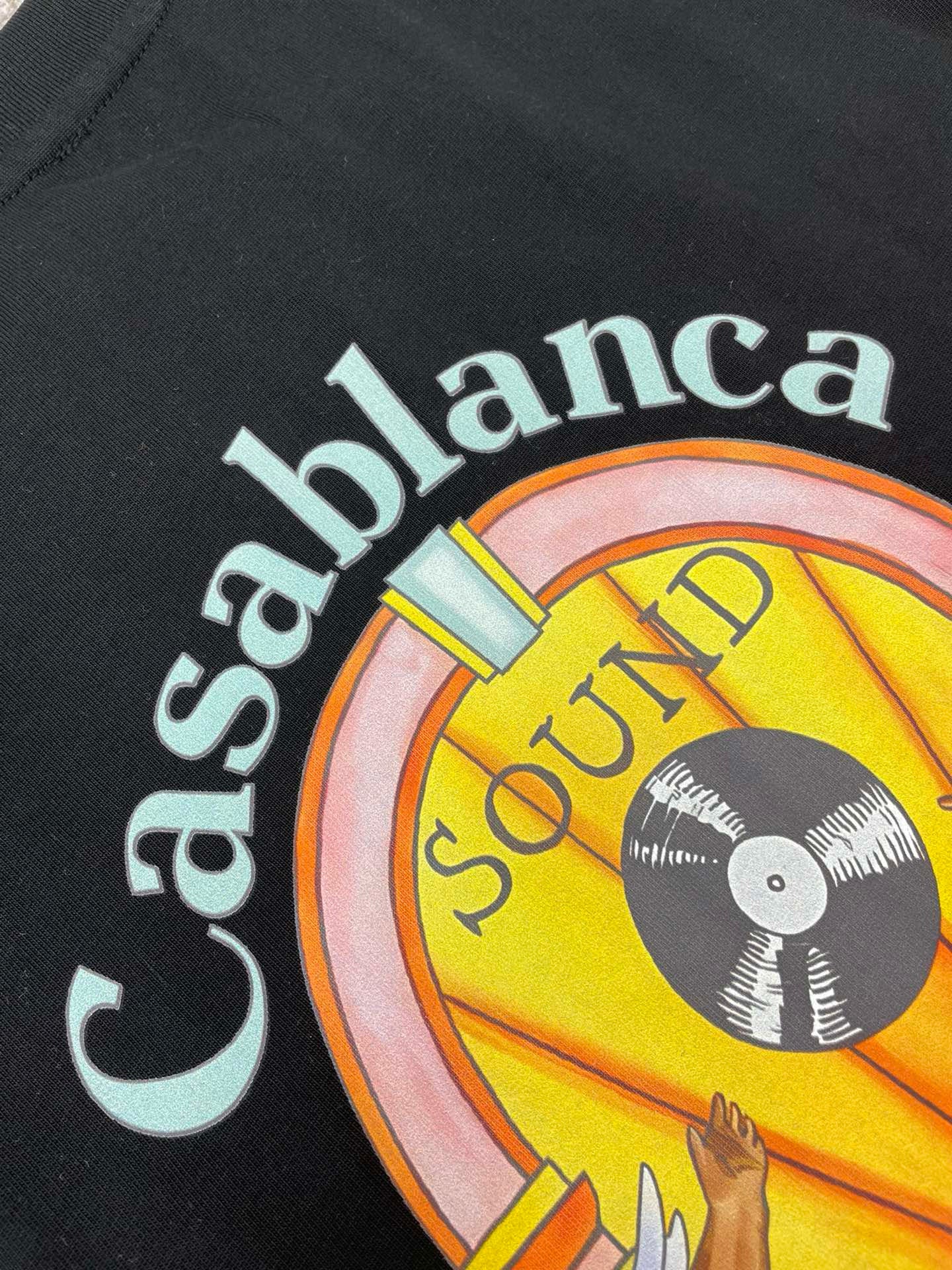 Camiseta blanca, caqui y negra