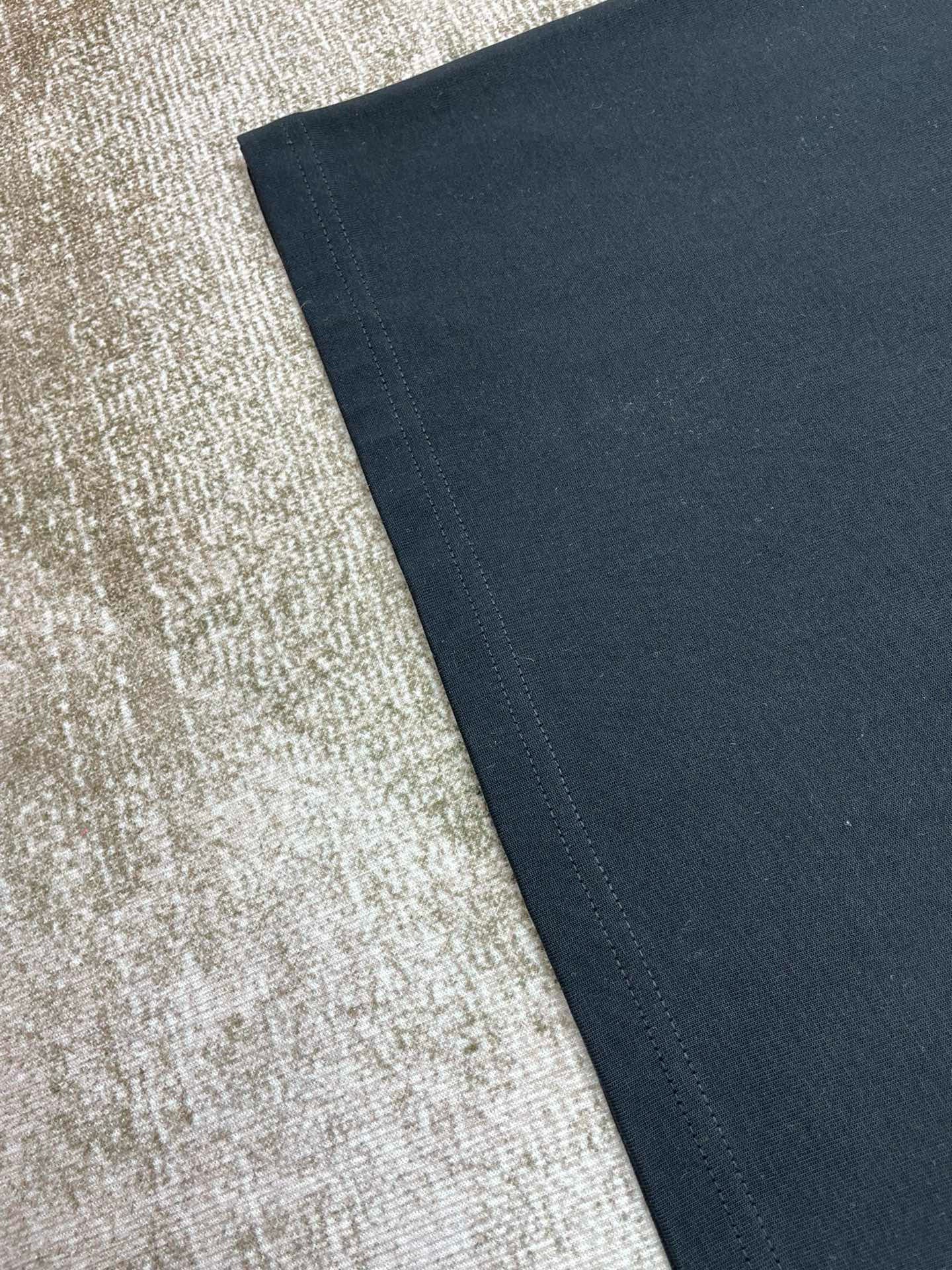 Camiseta blanca, caqui y negra