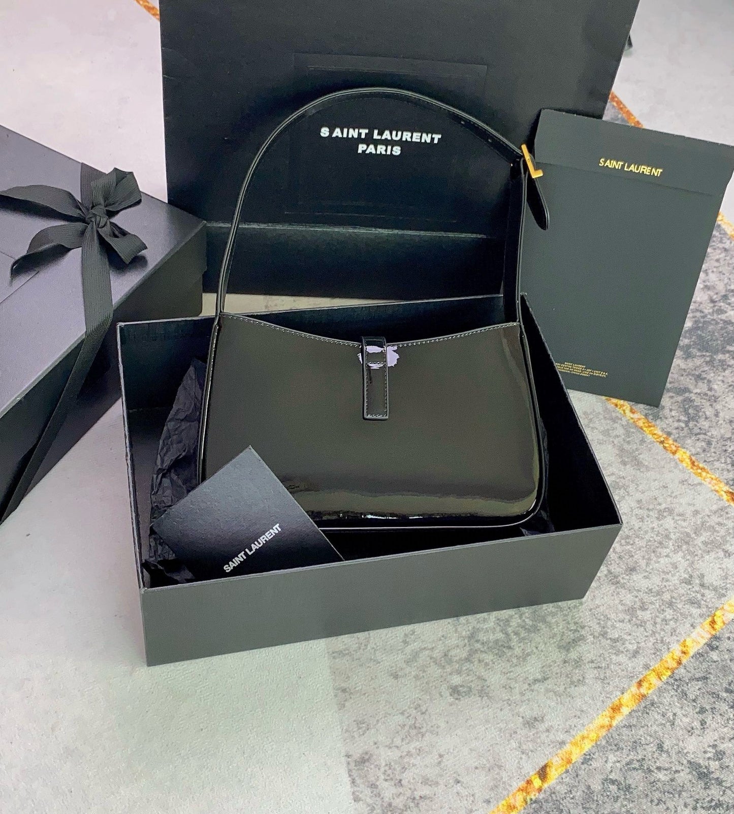 Schwarz-weiß-grüne Tasche