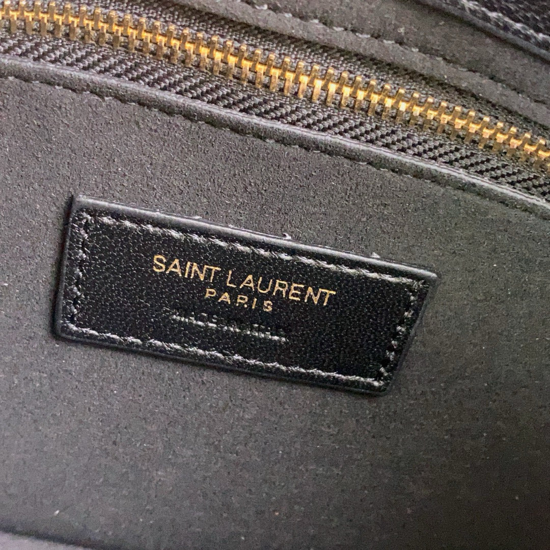 Schwarz-weiß-grüne Tasche