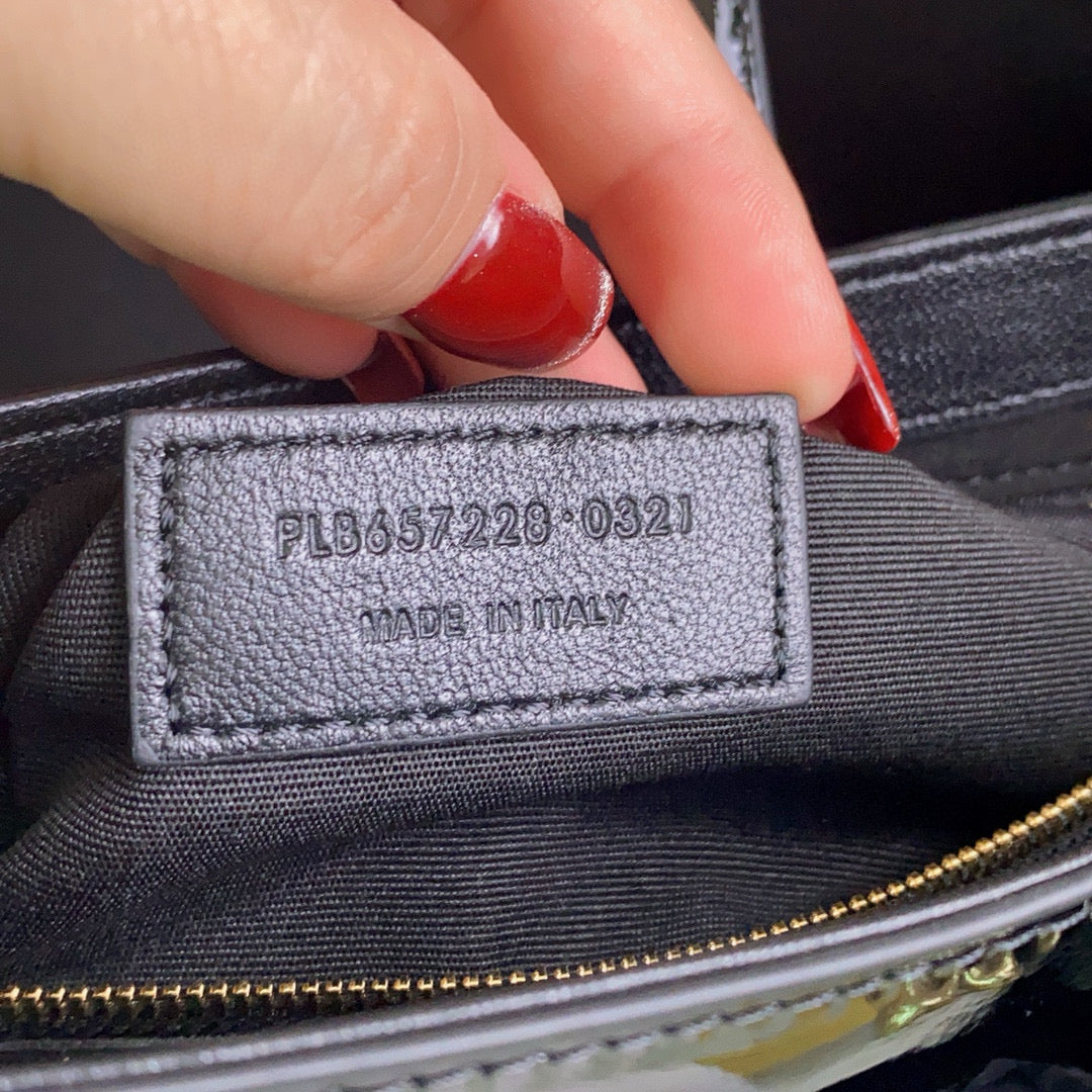 Schwarz-weiß-grüne Tasche