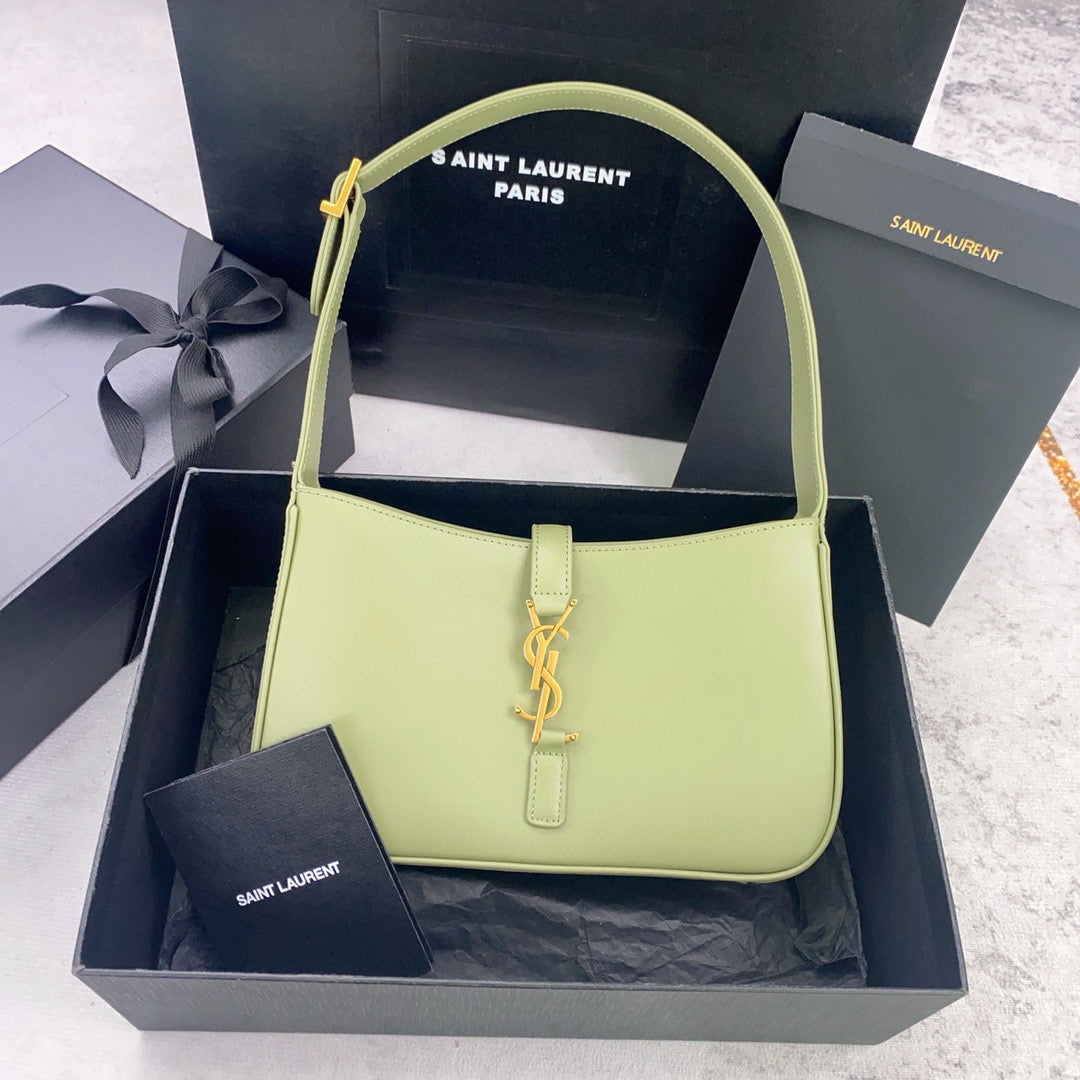 Schwarz-weiß-grüne Tasche