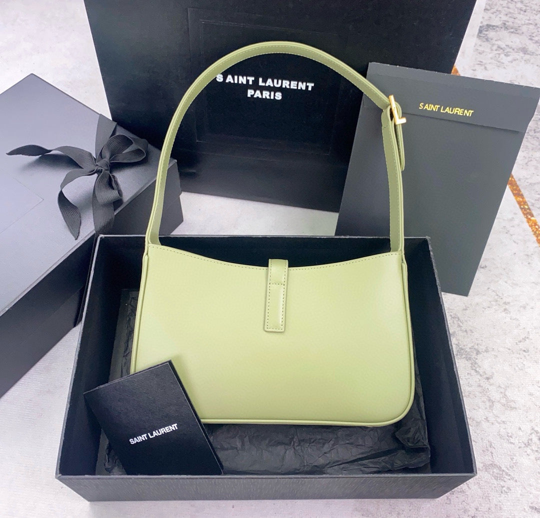Schwarz-weiß-grüne Tasche