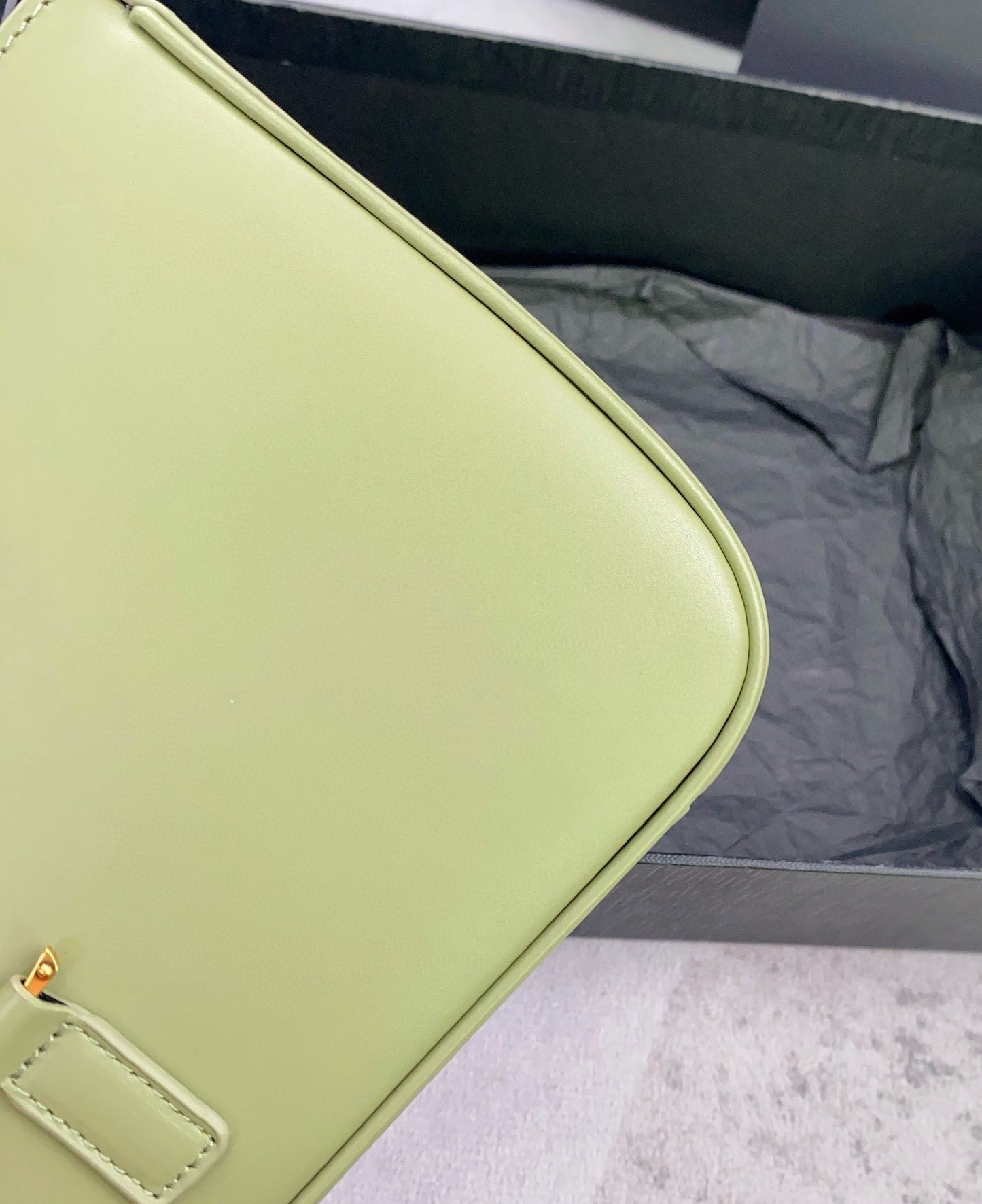 Schwarz-weiß-grüne Tasche
