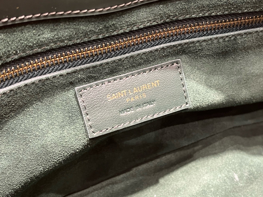 Schwarz-weiß-grüne Tasche