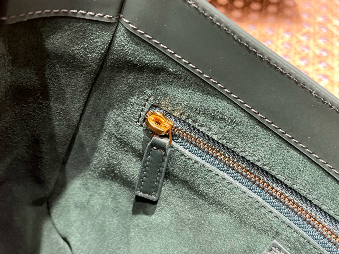 Schwarz-weiß-grüne Tasche