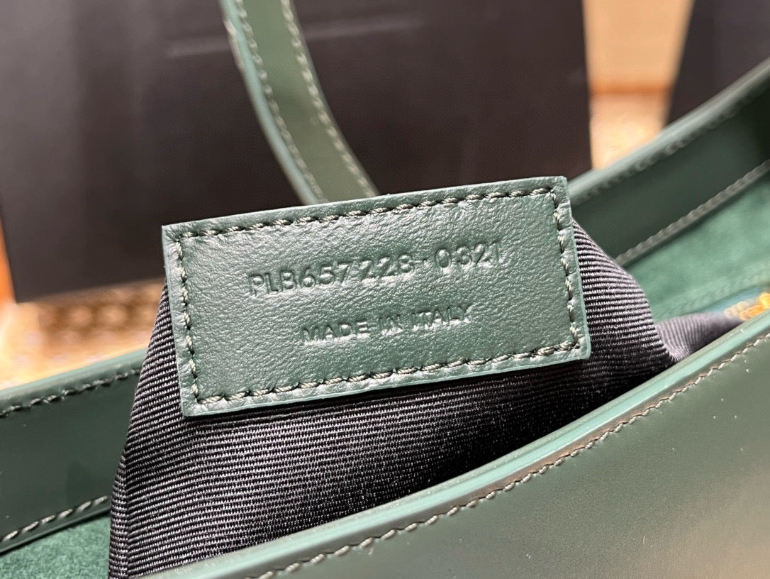 Schwarz-weiß-grüne Tasche