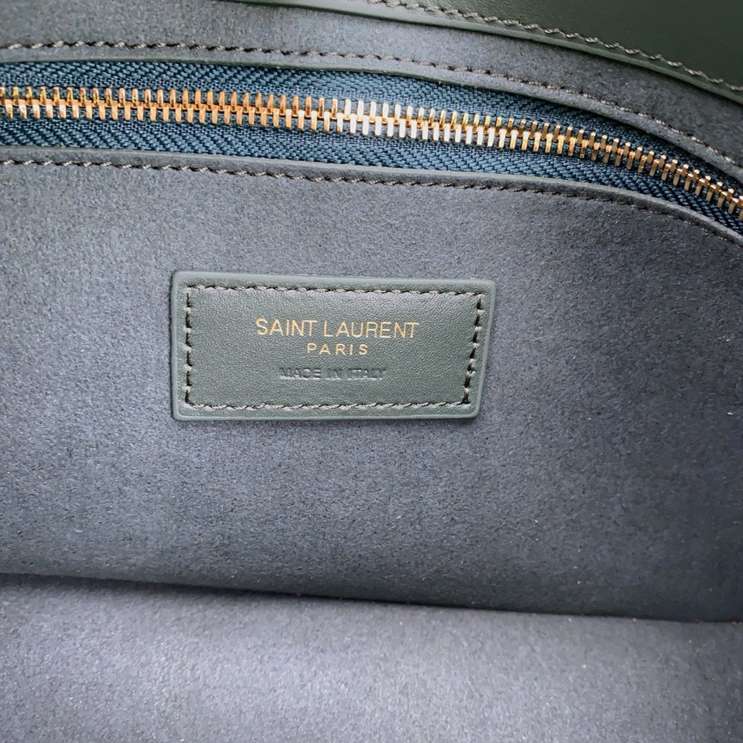 Schwarz-weiß-grüne Tasche