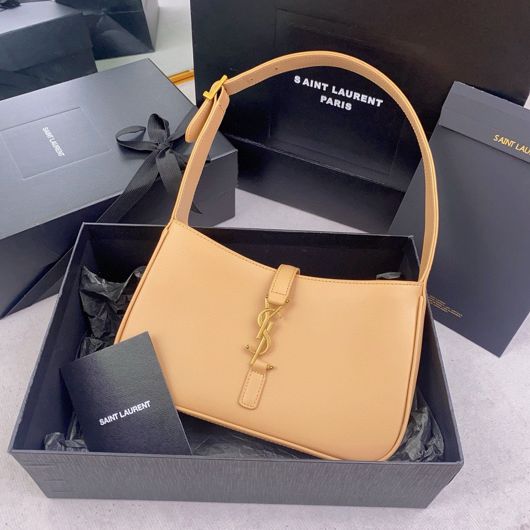 Bolso marrón y naranja claro