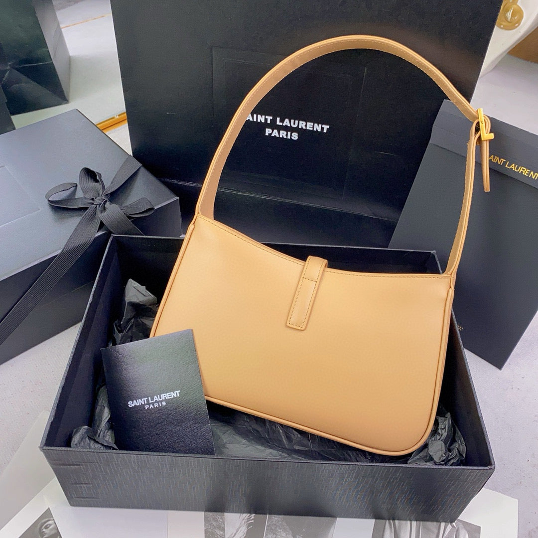 Bolso marrón y naranja claro