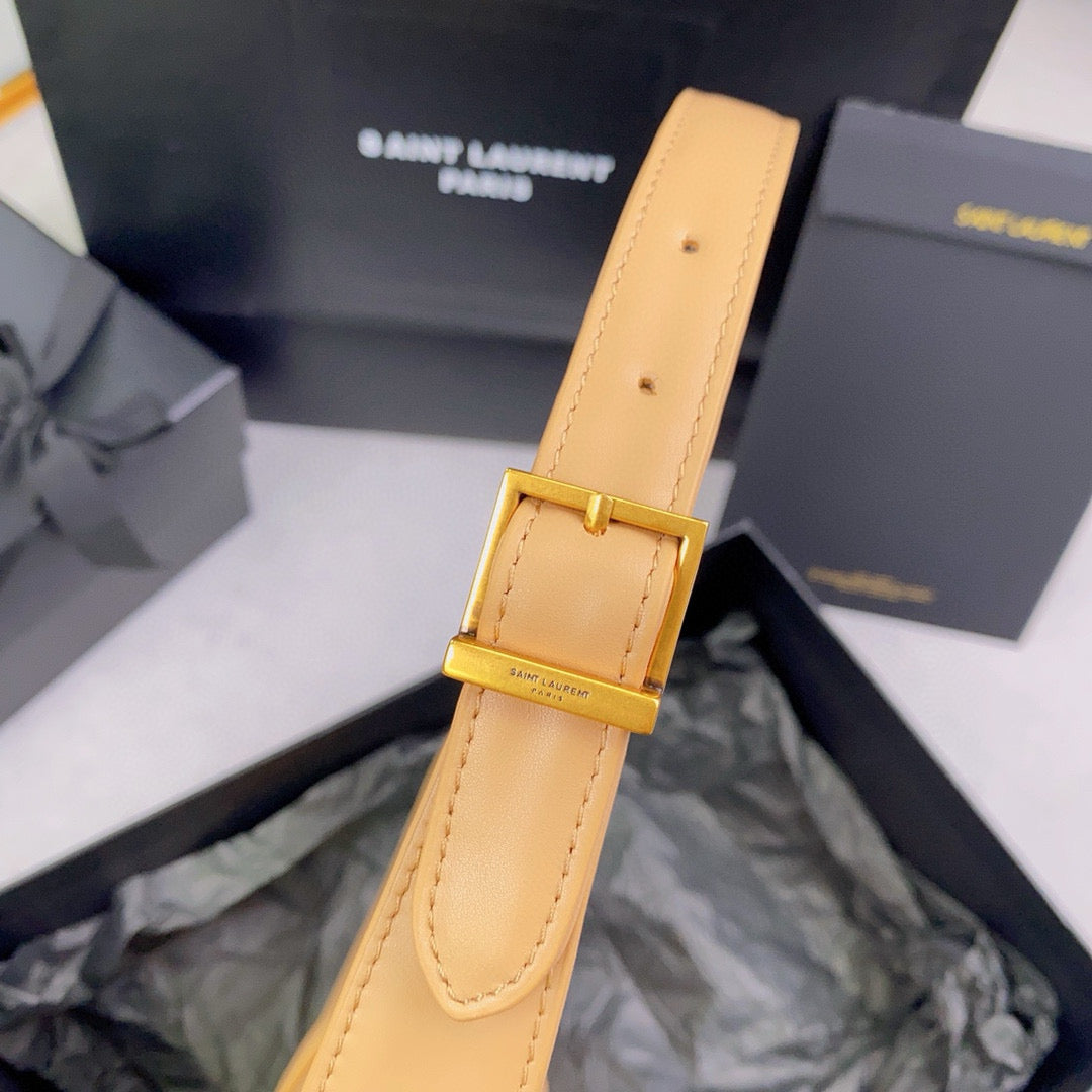 Bolso marrón y naranja claro