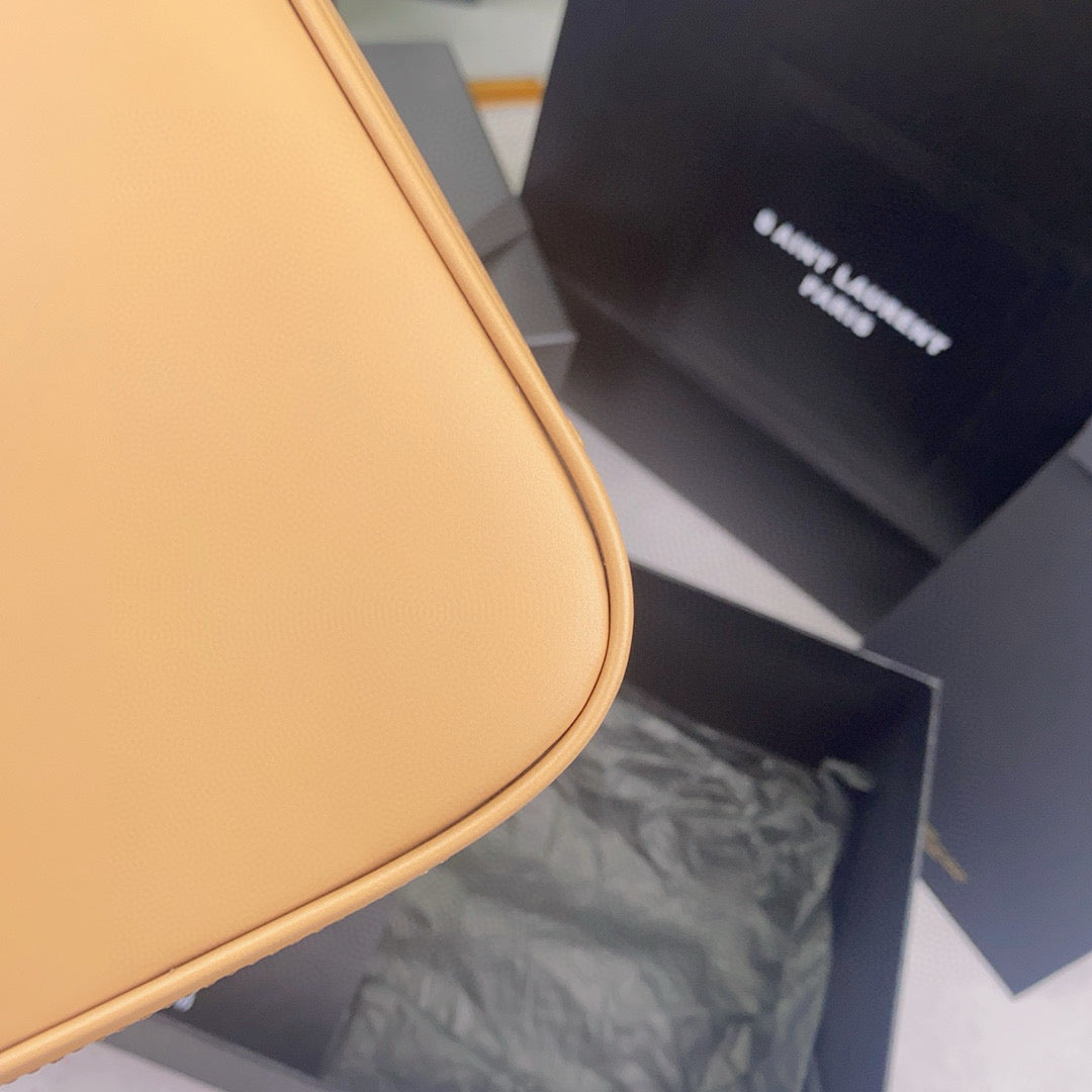 Bolso marrón y naranja claro