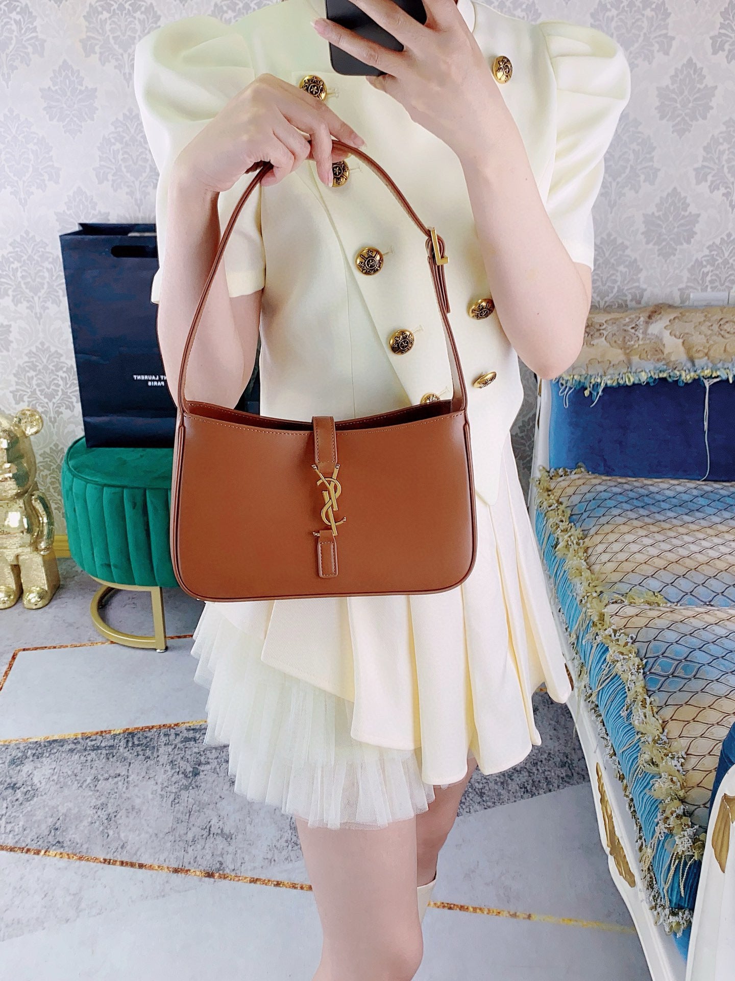 Bolso marrón y naranja claro