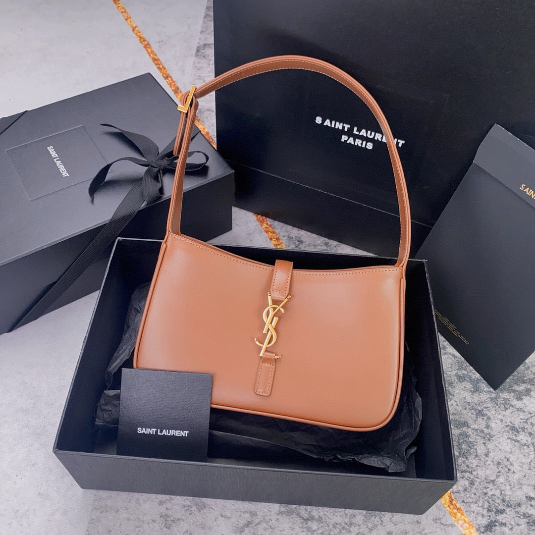 Bolso marrón y naranja claro