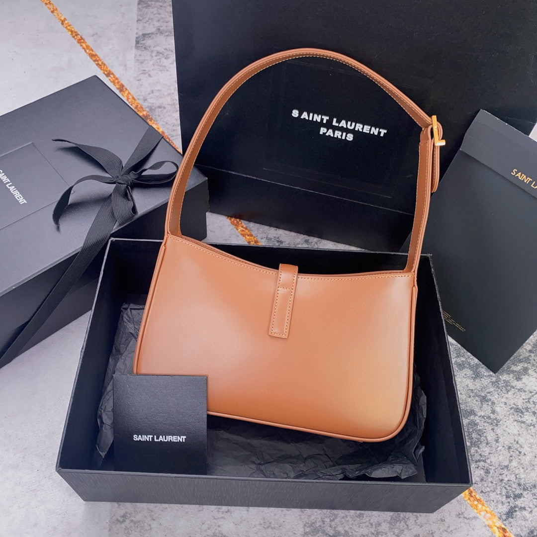 Bolso marrón y naranja claro