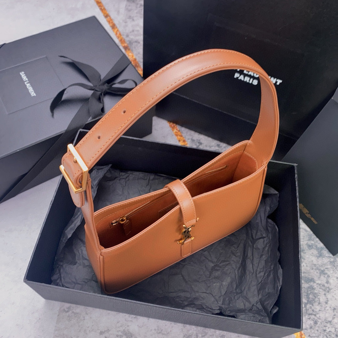 Bolso marrón y naranja claro
