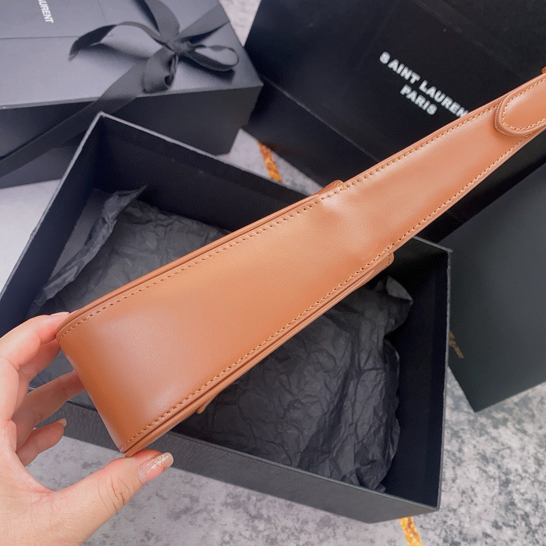 Bolso marrón y naranja claro
