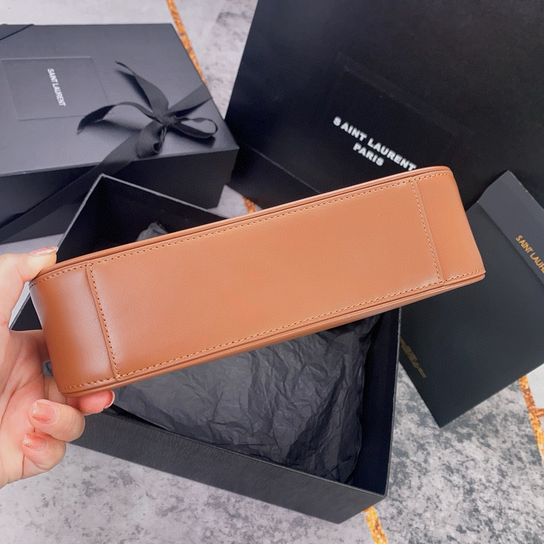 Bolso marrón y naranja claro