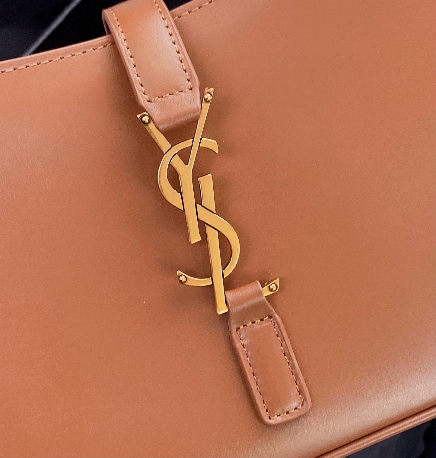 Bolso marrón y naranja claro