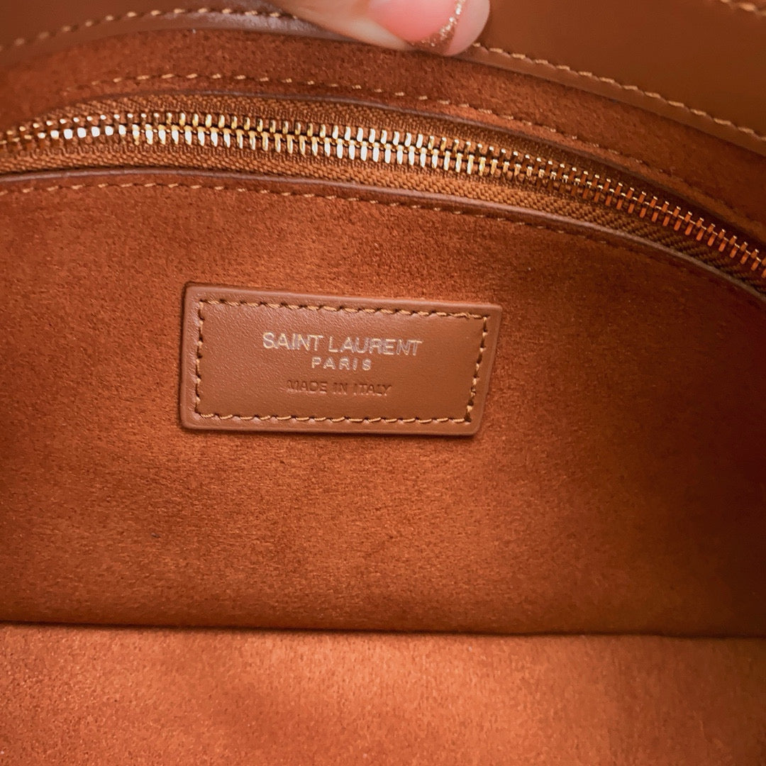 Bolso marrón y naranja claro