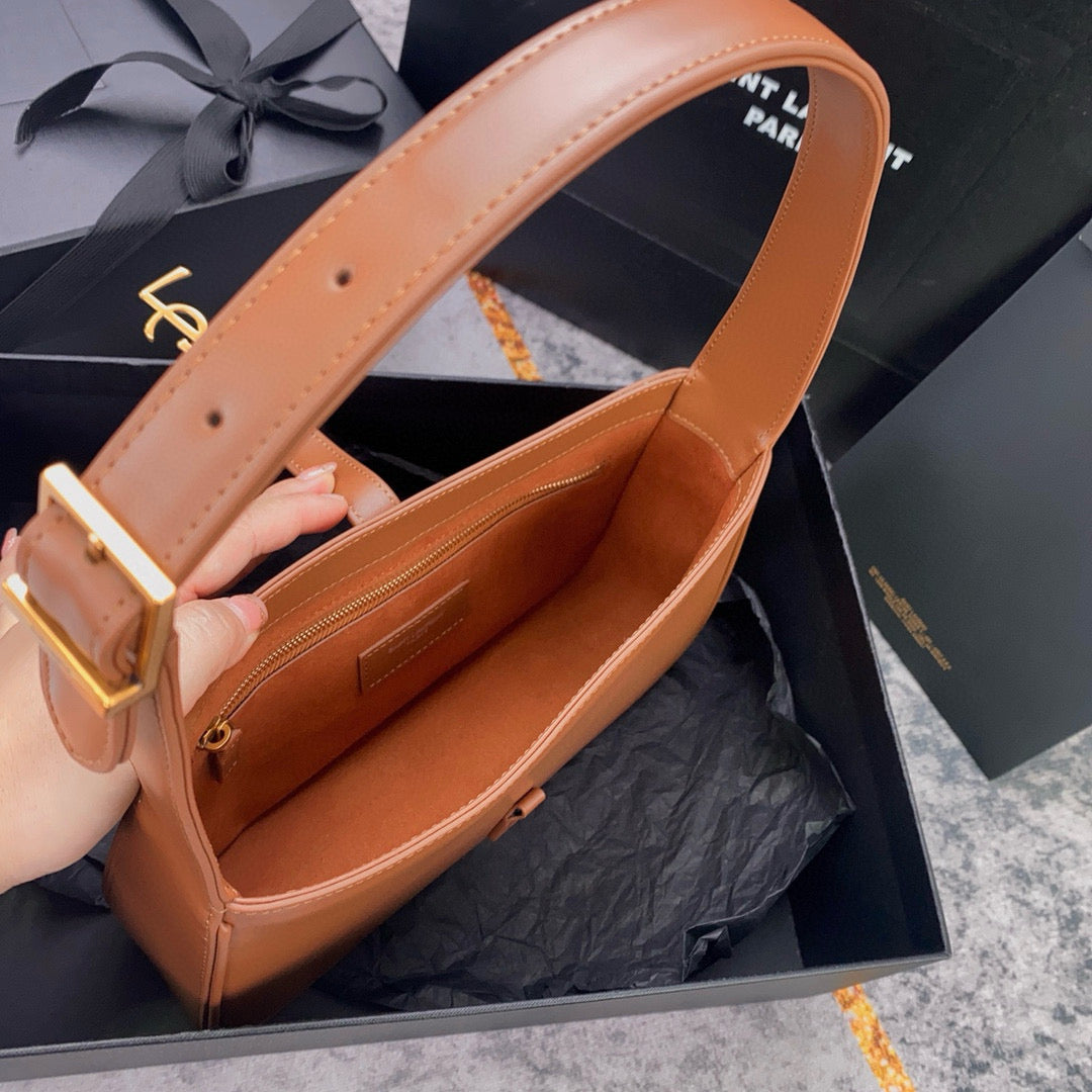Bolso marrón y naranja claro