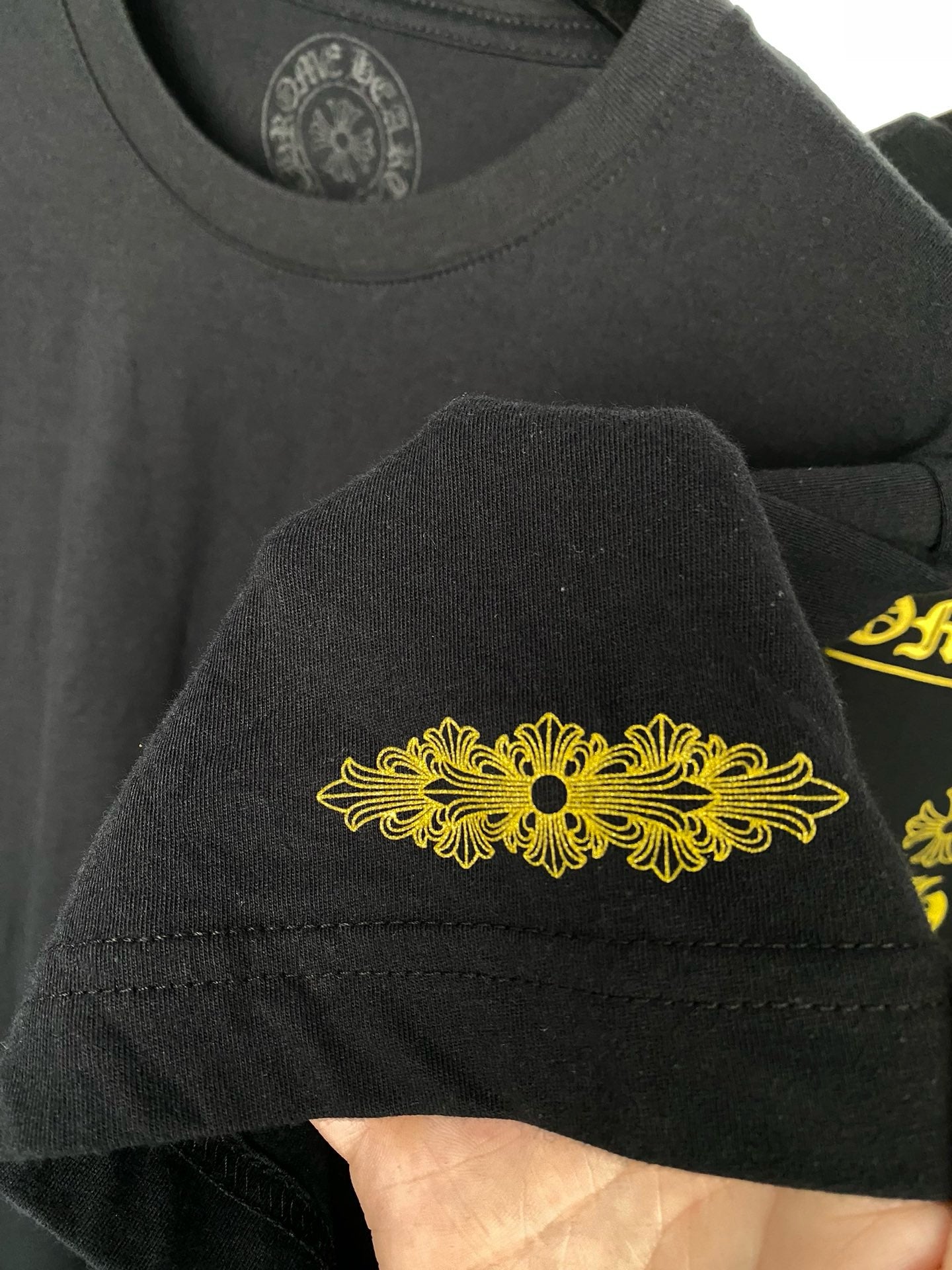 camiseta negra
