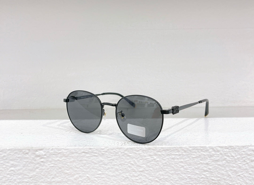 Gafas de sol verdes, negras y marrones