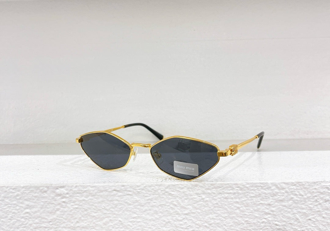 Gafas de sol negras, blancas y marrones