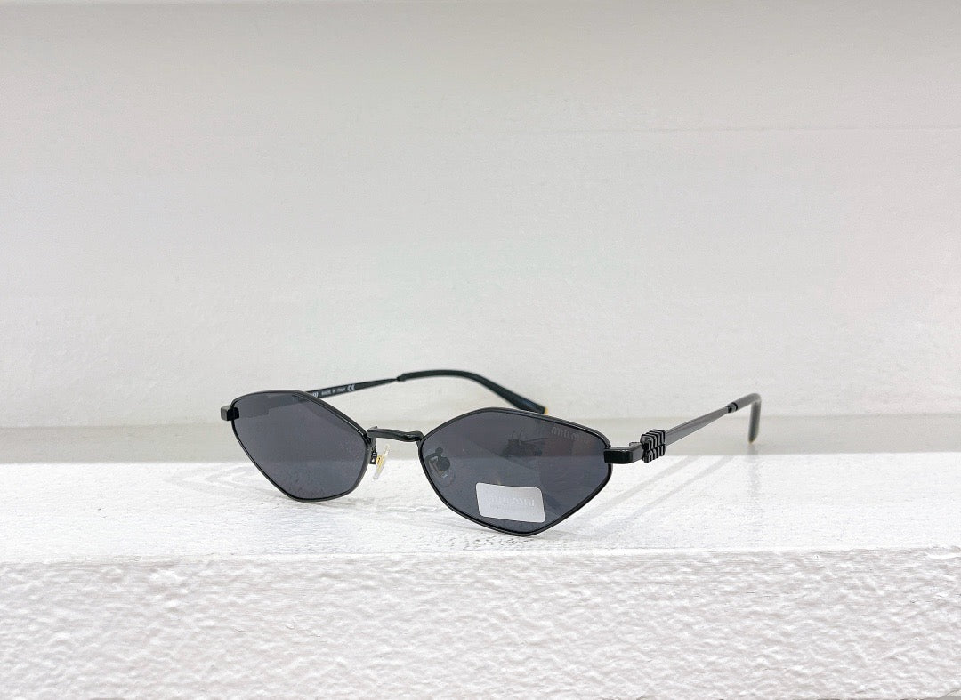 Gafas de sol negras, blancas y marrones