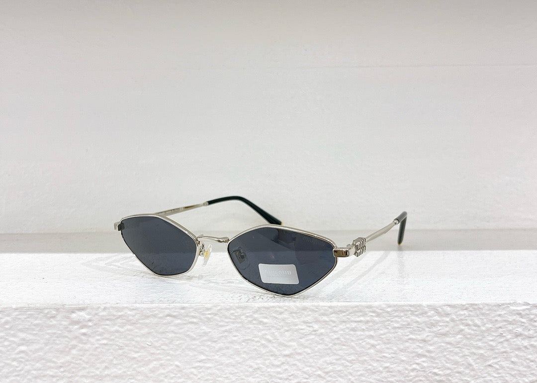 Gafas de sol negras, blancas y marrones