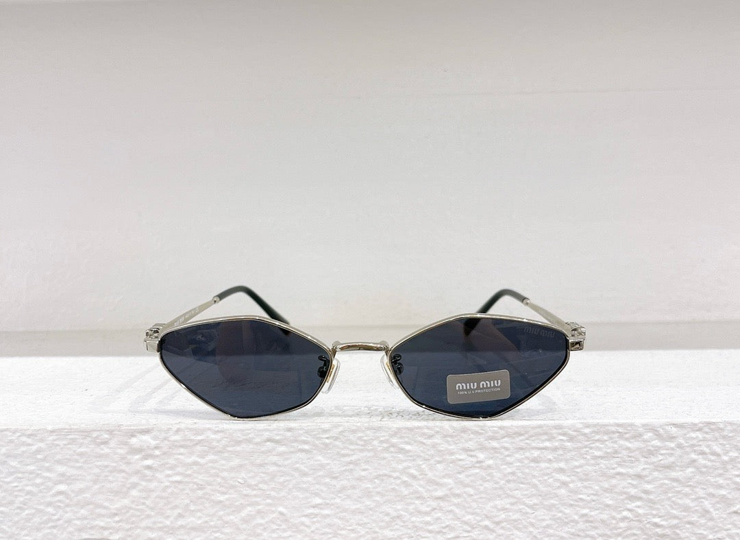 Gafas de sol negras, blancas y marrones