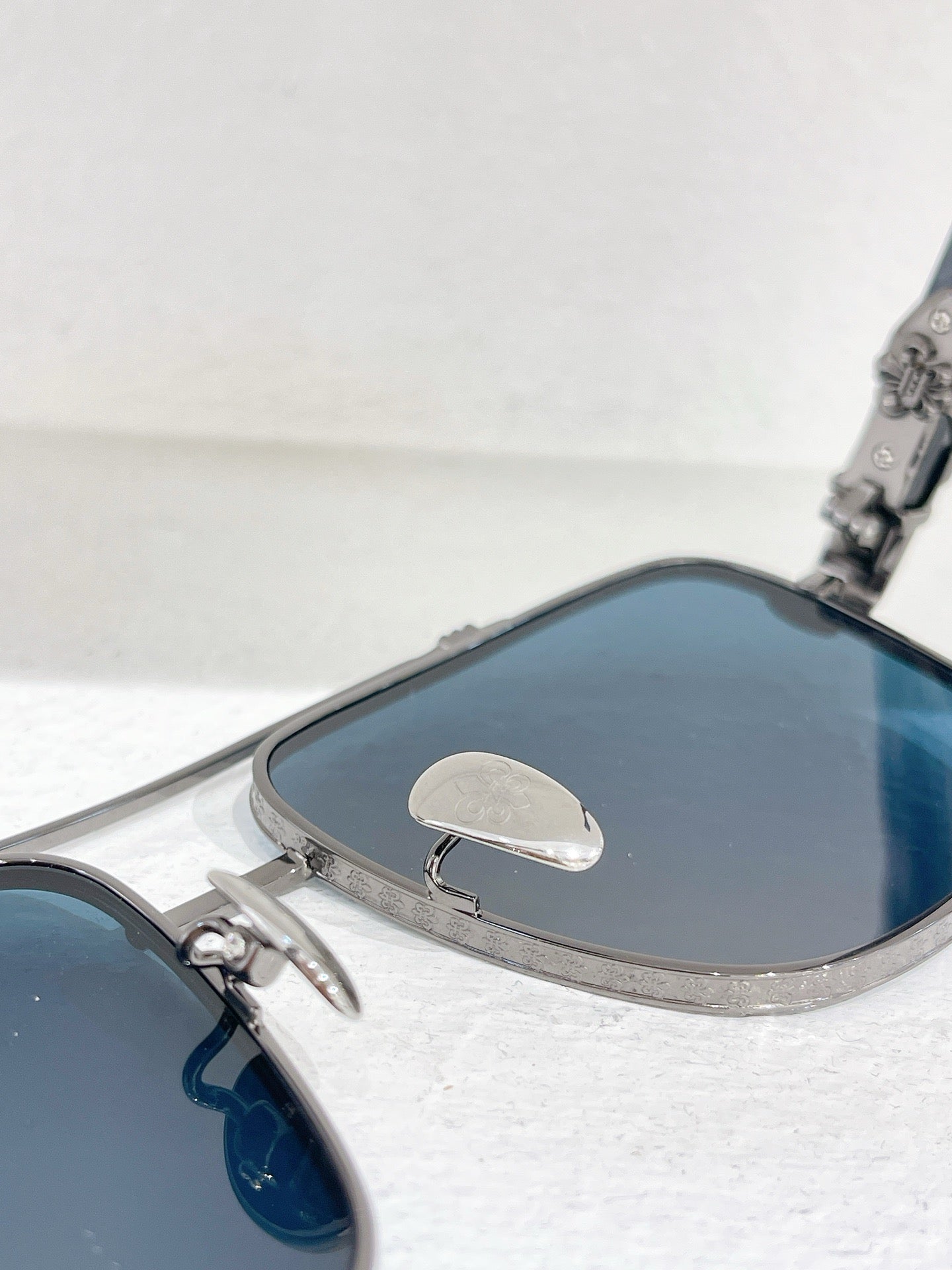 Gafas de sol azules, marrones y negras