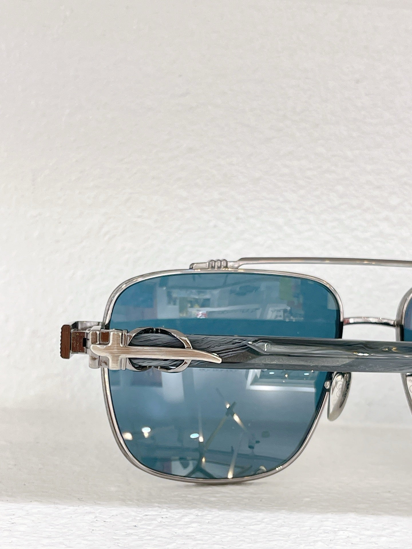 Gafas de sol azules, marrones y negras
